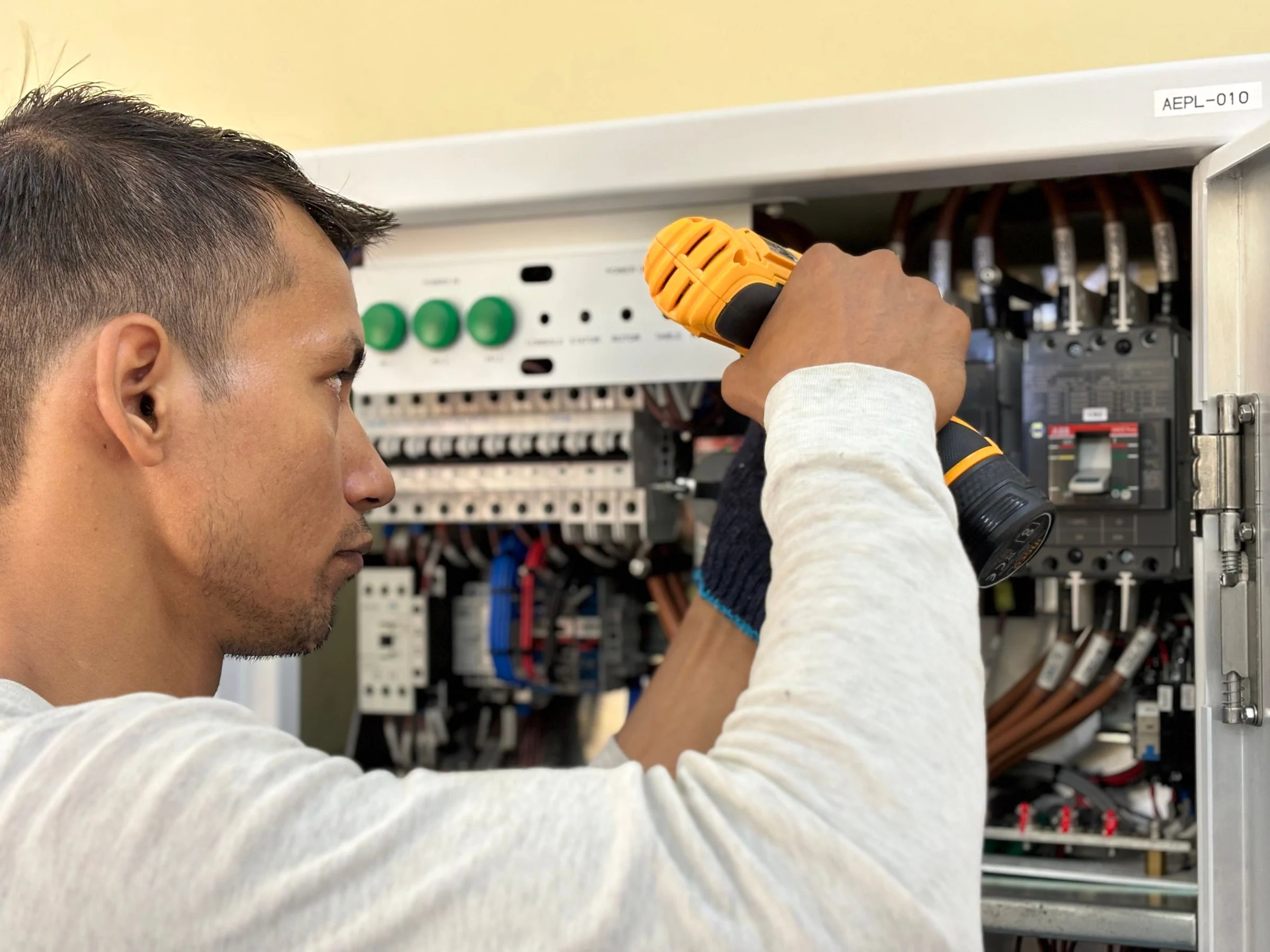 Technicien intervenant sur un tableau électrique